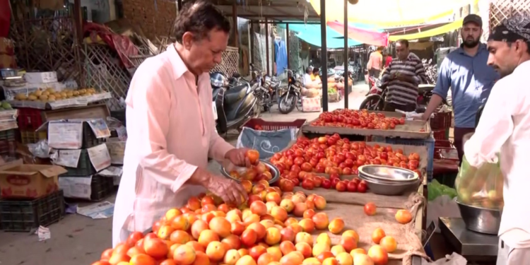 ब‍िहार में टमाटर ने की सेंचूरी पार, व‍िक्रेता परेशान