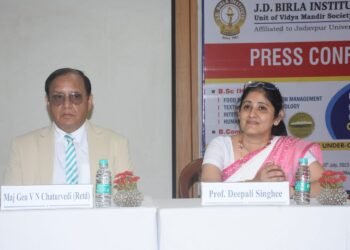 अब लड़कों और लड़कियों के लिए सह-शैक्षिक वातावरण में एक साथ सीखने का समान अवसर