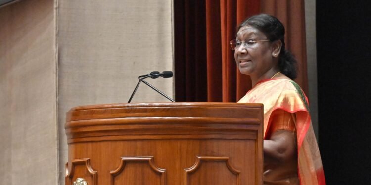 राष्ट्रपति भवन के सांस्कृतिक केंद्र में आयोजित समारोह में राष्ट्रपति मुर्मू ने राष्ट्रीय भूविज्ञान पुरस्कार किए प्रदान