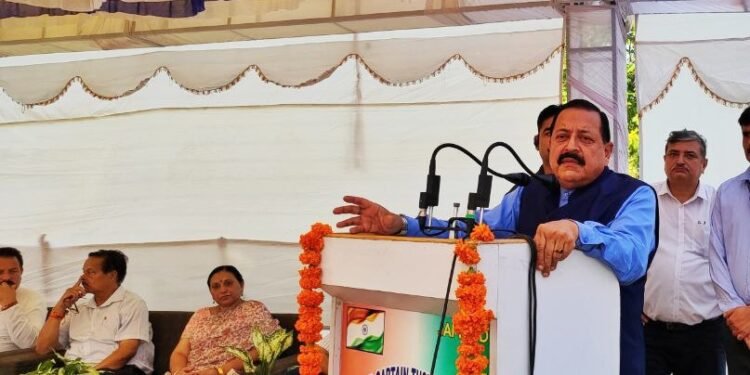डॉ. जितेंद्र सिंह ने उधमपुर रेलवे स्टेशन का नाम बदलकर शहीद कैप्टन तुषार महाजन (एमसीटीएम) रेलवे स्टेशन किए जाने का किया अनावरण 