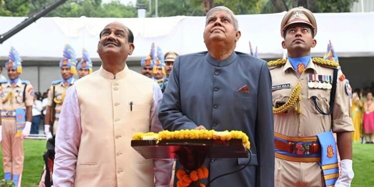 भारत युग परिवर्तन का साक्षी बन रहा है : उपराष्ट्रपति