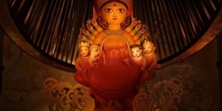 DURGA PUJA PARIKRAMA : एसबी पार्क सर्बोजनिन दुर्गोत्सव का 53वां वर्ष मनाया जा रहा है, इसकी थीम “एलेम नोतुन देशे” है