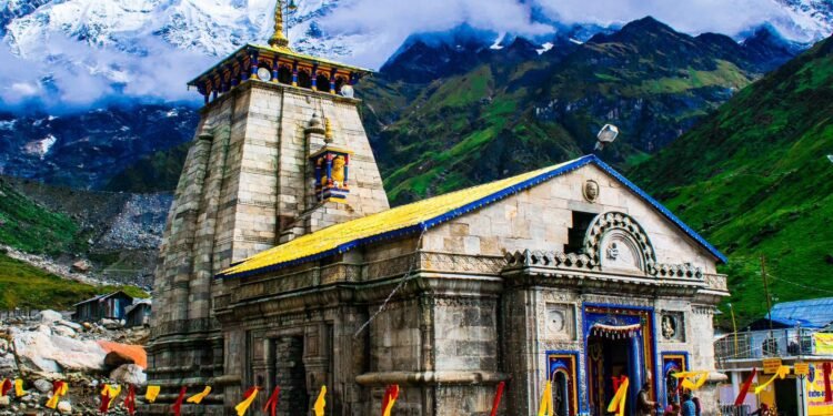 DURGA PUJA PARIKRAMA : मोहम्मद अली पार्क में यूथ एसोसिएशन की दुर्गापूजा मंडप में केदारनाथ मंदिर