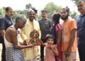 राज्‍यपाल सीवी आनंद बोस ने त्‍योहारी सीजन में गरीबों को बांटी म‍िठाई, माँ दुर्गा की मूर्तियाँ और पूजा मनाने के लिए दी वित्तीय सहायता
