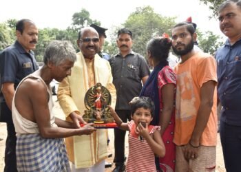 राज्यपाल सीवी आनंद बोस ने त्योहारी सीजन में गरीबों को बांटी मिठाई, माँ दुर्गा की मूर्तियाँ और पूजा मनाने के लिए दी वित्तीय सहायता