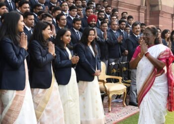भारतीय ऑडिनेंस फैक्‍ट्री सेवा के अधिकारी और भारतीय रक्षा लेखा सेवा के परिवीक्षाधीन राष्ट्रपति से मिले