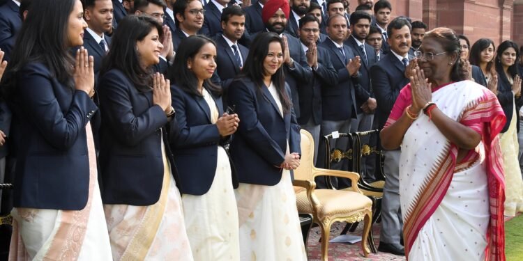 भारतीय ऑडिनेंस फैक्ट्री सेवा के अधिकारी और भारतीय रक्षा लेखा सेवा के परिवीक्षाधीन राष्ट्रपति से मिले