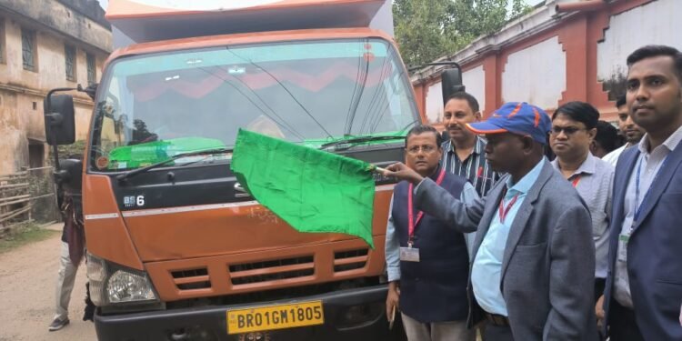 केंद्रीय शिक्षा राज्य मंत्री ने बांकुरा में ‘विकसित भारत संकल्प यात्रा’ के लिए सुसज्जित वैनों को झंडी दिखाकर किया रवाना 