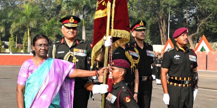राष्ट्रपति ने पुणे के सशस्त्र बल मेडिकल कॉलेज को प्र‍ेसिडेंट कलर प्रदान किया