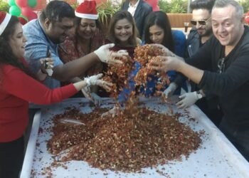 सेरा कैफे ने उत्सव के स्वाद के असाधारण कार्यक्रम के लिए केक मिक्सिंग सीज़न लॉन्च किया!”
