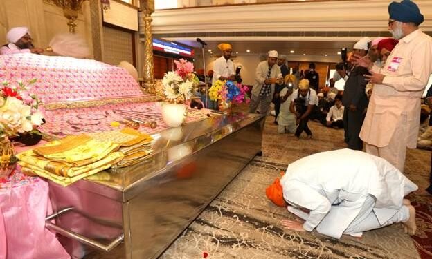 वीर बाल दिवस के अवसर परअमित शाह नेकोलकाता स्थित गुरुद्वारा श्री बड़ी संगत साहिब में मत्था टेककर आशीर्वाद लिया