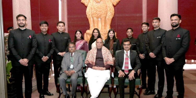 उभरती जरूरतों के अनुरूप खुद को ढालें और राष्ट्र के विकास हेतु रचनात्मकता, ईमानदारी एवं प्रतिबद्धता के साथ हर चुनौती से निपटें: रक्षा मंत्री 