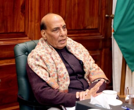 उभरती जरूरतों के अनुरूप खुद को ढालें और राष्ट्र के विकास हेतु रचनात्मकता, ईमानदारी एवं प्रतिबद्धता के साथ हर चुनौती से निपटें: रक्षा मंत्री 
