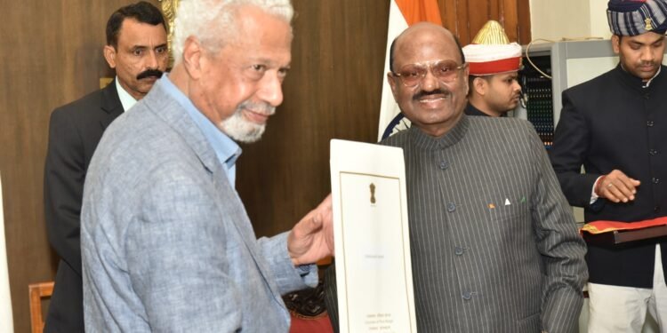 नोबेल पुरस्कार विजेता अब्दुलरज़ाक गुरनाह ने राज्यपाल डॉ. सी. वी. आनंद बोस की लघु कहानी संग्रह का विमोचन क‍िया