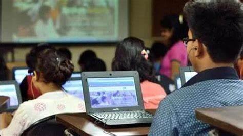 भारत सरकार ने सभी विद्यालयों और उच्च शिक्षण संस्थानों को अगले तीन वर्षों के भीतर भारतीय भाषाओं में प्रत्येक पाठ्यक्रम के लिए अध्ययन सामग्री डिजिटल रूप से उपलब्ध कराने का दिया निर्देश