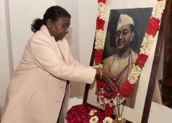 राष्ट्रपति श्रीमती द्रौपदी मुर्मू ने नेताजी सुभाष चंद्र बोस की जयंती पर उन्हें पुष्पांजलि अर्पित की