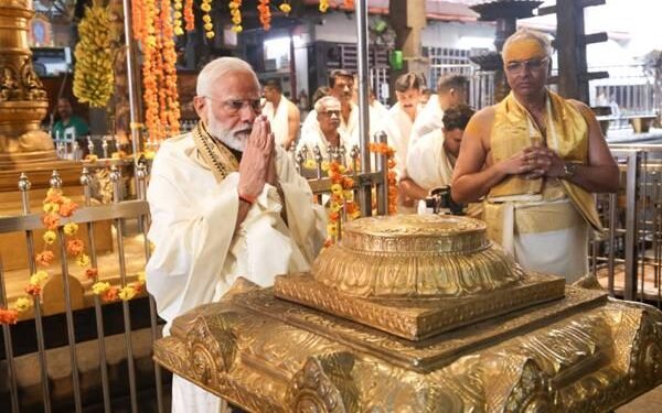प्रधानमंत्री का विभिन्न तीर्थस्थलों का दौरा और उन्‍होंने विभिन्न भाषाओं में रामायण का पाठ सुना