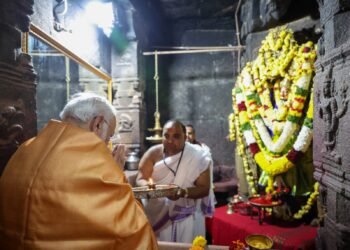 प्रधानमंत्री ने आंध्र प्रदेश  स्थित वीरभद्र मंदिर में दर्शन और पूजा की