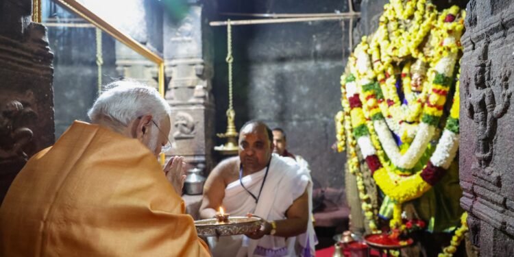 प्रधानमंत्री ने आंध्र प्रदेश स्थित वीरभद्र मंदिर में दर्शन और पूजा की
