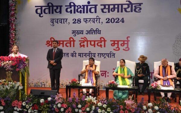 युवाओं के पास न केवल सुनहरे भविष्य को बनाने की अपार संभावनाएं हैं बल्कि साथ ही उनके लिए परिस्थितियां भी अनुकूल हैं : राष्ट्रपति