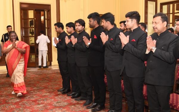 सीपीडब्ल्यूडी के सहायक एग्जीक्यूटिव इंजीनियरों ने राष्ट्रपति से मुलाकात की