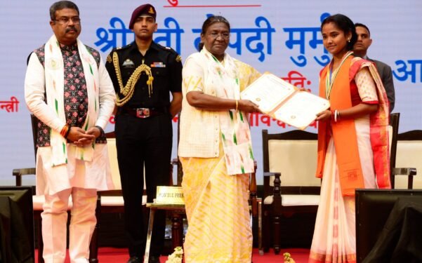 सत्य बोलना, सदाचारपूर्ण व्यवहार करना, स्वाध्याय में लापरवाही न करना, कर्तव्य से विमुख न होना तथा शुभ कार्यों के प्रति सचेत रहना विद्यार्थियों का संकल्प होना चाहिए : राष्ट्रपति