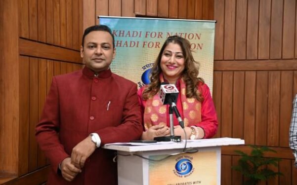 केवीआईसी के अध्यक्ष द्वारा डीडी न्यूज / डीडी इंडिया के कार्यक्रम प्रस्तुतकर्ताओं  (एंकर्स) की वेशभूषा (स्टाइलिंग) पर सहयोग शुरू किया गया
