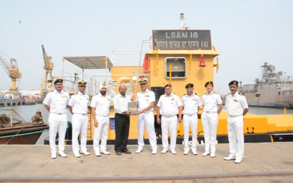 11x गोला बारूद के साथ मिसाइल बार्ज नौका को सौंपा गया नौसेना डॉकयार्ड में