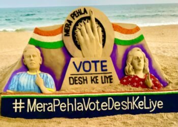पुरी समुद्र तट पर सुदर्शन पटनायक द्वारा बनाई गई रेत की कलाकृति”मेरा पहला वोट देश के लिए” अभियान को एक नया आयाम दे रही है