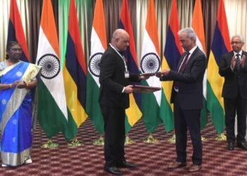 भारत की राष्ट्रपति ने मॉरीशस की अपनी यात्रा के समापन पर प्रतिनिधिमंडल-स्तरीय वार्ता का नेतृत्व करने के साथ विकास परियोजनाओं का उद्घाटन किया