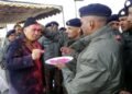 रक्षा मंत्री राजनाथ सिंह ने लेह में सैनिकों के साथ होली मनाई
