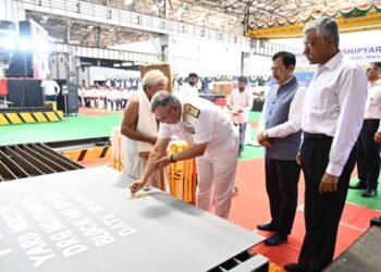 रक्षा सचिव ने भारतीय नौसेना के लिए फ्लीट सपोर्ट जहाजों की पहली स्टील कटिंग समारोह की अध्यक्षता की