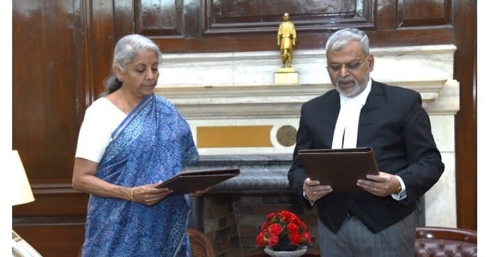 वित्त मंत्री ने जीएसटीएटी के पहले अध्यक्ष के रूप में संजय कुमार मिश्रा को दिलाई शपथ