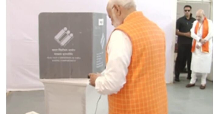 प्रधानमंत्री मोदी ने अहमदाबाद में किया मतदान