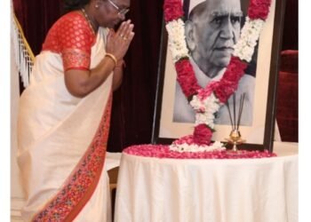 राष्ट्रपति ने फखरुद्दीन अली अहमद की जयंती पर उन्हें पुष्पांजलि अर्पित की