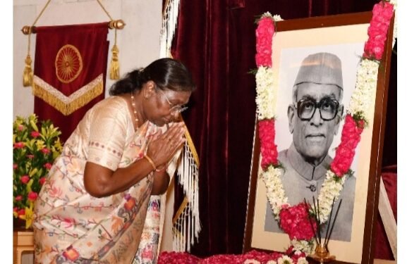 राष्ट्रपति ने नीलम संजीव रेड्डी की जयंती पर उन्हें पुष्पांजलि अर्पित की