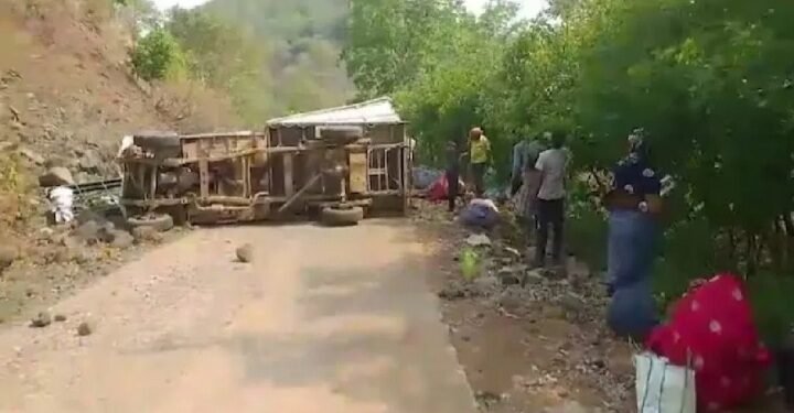Chattisgarh में गहरी खाई में पिकअप पलटने से 18 लोगों की मौत