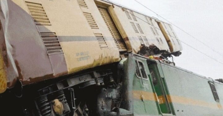 कंचनजंगा हादसा : 19 TRAINS को किया गया रद्द