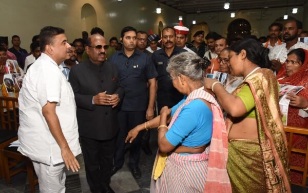 राज्यपाल से मिले शुभेंदु अधिकारी व हिंसा के 106 पीड़ितों का समूह