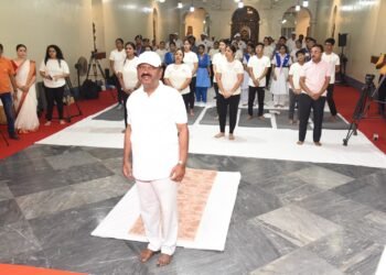 राज्‍यपाल डाॅ. सीवी आनंंद बोस ने कोलकाता राजभवन में स्कूली छात्रों और अधिकारियों के साथ क‍िया योग