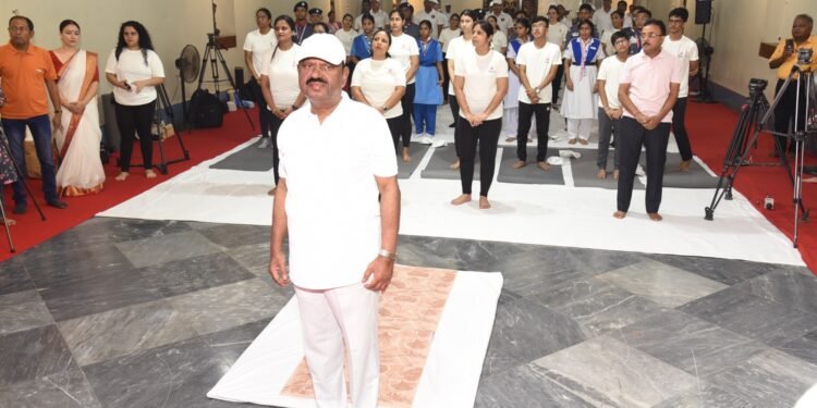 राज्‍यपाल डाॅ. सीवी आनंंद बोस ने कोलकाता राजभवन में स्कूली छात्रों और अधिकारियों के साथ क‍िया योग