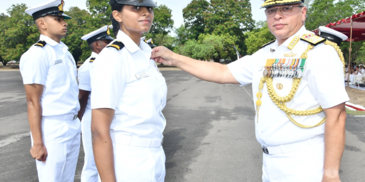 Sub-Lieutenant Anamika B Rajeev ने ‘पहली महिला नौसेना हेलीकॉप्टर पायलट’ के रूप में प्राप्त की स्नातक की उपाधि