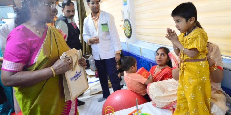 समर्पण व दृढ़ संकल्प के साथ कोई भी व्यक्ति हर तरह की शारीरिक बाधाओं को कर सकता है पार : राष्ट्रपति