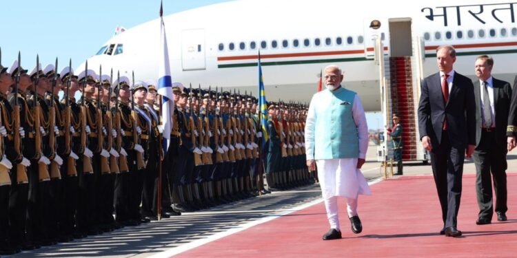 PM MODI रूस की दो दिवसीय यात्रा पर मॉस्को पहुंचे, गार्ड ऑफ ऑनर से हुआ स्वागत