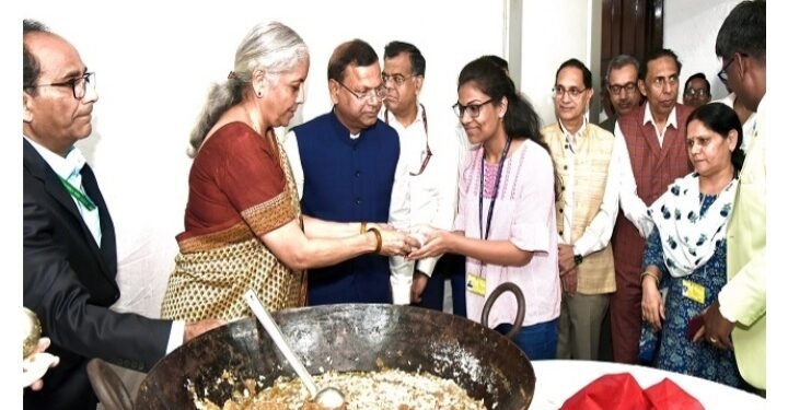 केंद्रीय बजट 2024 से पहले सीतारमण की मौजूदगी में हलवा सेरेमनी का आयोजन