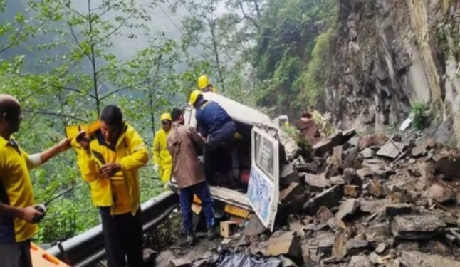 Kedarnath Dham Yatra 2024 : पैदल मार्ग पर हादसा, मलबे में दबे कई यात्री, तीन शव निकाले गये