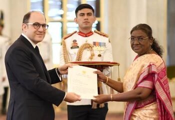 चार देशों के राजदूतों ने राष्ट्रपति को किए अपने परिचय-पत्र प्रस्तुत