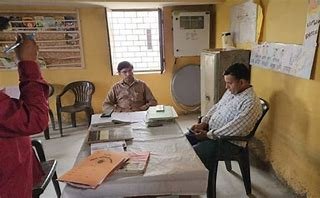 टीचर ने 6 पेज में की 95 गलतियां और स्कूल में खेल रहा था कैंडी क्रश, डीएम ने क‍िया सस्पेंड