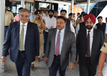 ELECTION COMMISSION OF INDIA का प्रतिनिधिमंडल जम्मू-कश्मीर में चुनाव तैयारियों की समीक्षा करने के लिए पहुंचा श्रीनगर