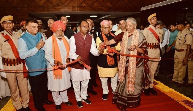 शिकायतों में बदलने से पहले करों के संबंध में शंकाओं और चिंताओं का अध‍िकारी करें समाधान : व‍ित्त मंत्री निर्मला सीतारमण
